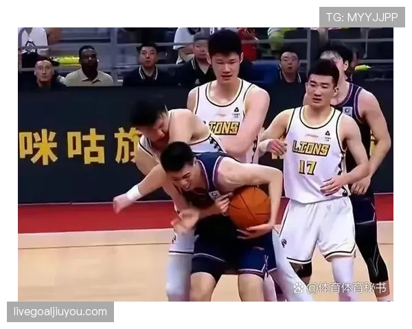 二次起跳后持球进攻是否犯规？详解篮球二次起跳规则判定要点