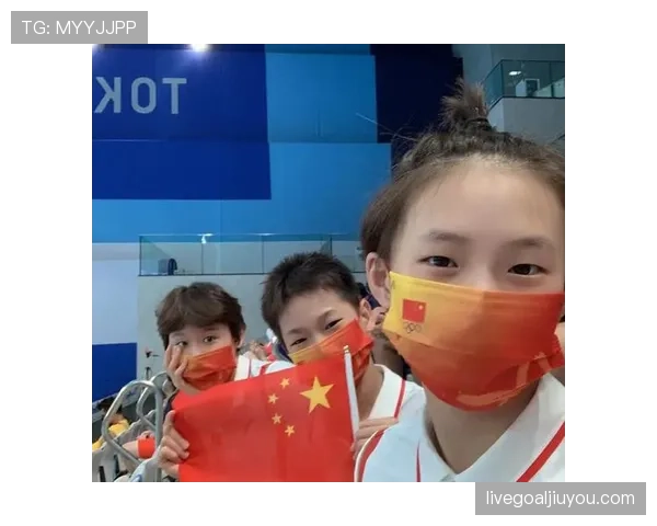 张家齐训练完偷偷吃炸鸡被教练抓包，结果第二天跳水池边啃苹果像在演苦情剧