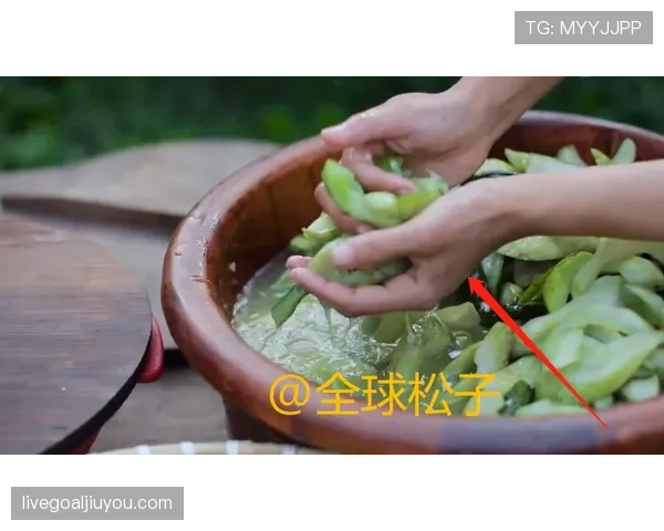 蔡赟戴着像天价的表吃泡面，那画面太反差了
